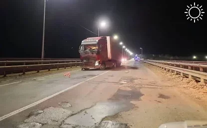 В Ростовской области грузовик Volvo сбил двух пешеходов, один скончался