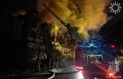 Ночью в Астрахани горел двухэтажный жилой дом, сообщение о ликвидации пожара поступило лишь к 7 часам утра