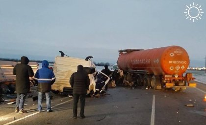 В Крымском районе влобовую столкнулись два КамАЗа, один водитель погиб