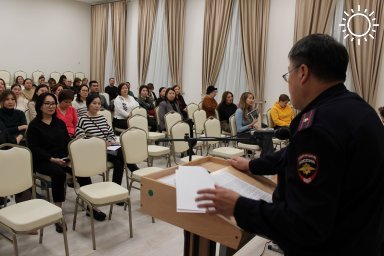 Сотрудники МВД Калмыкии провели собрание с родителями школьников