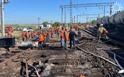 Несколько пассажирских поездов задержаны из-за схода вагонов с рельсов и пожара в Ростовской области
