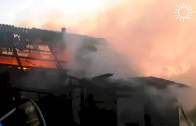 В Ленинском районе Астрахани почти час горел частный дом