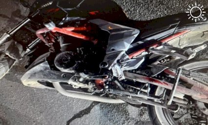 В Новороссийске 16-летняя девушка устроила аварию на мотоцикле без номеров