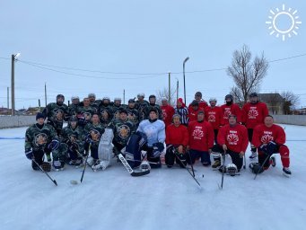 Глава Калмыкии принял участие в дружеском матче по хоккею 