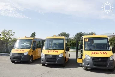 Восьми астраханским интернатам и школам передали новые жёлтые автобусы