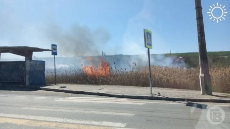 Крупный пожар возник на юге Волгограда 13 апреля