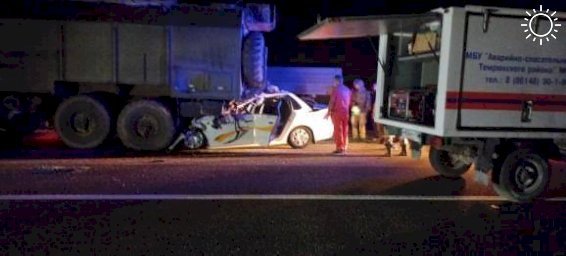 Иномарка влетела в стоящий «КамАЗ» в Темрюкском районе, водитель погиб