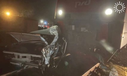 Поезд Владикавказ — Адлер протаранил машину на переезде, погибли два человека