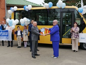 «Газпром трансгаз Москва» передал ЛСШ №56 новый школьный автобус