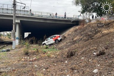 Пьяный водитель иномарки вылетел с моста в Краснодаре и попал на видео