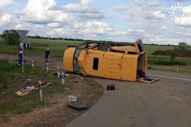 На Кубани «Газель» с пассажирами врезалась в иномарку, вылетела с дороги и опрокинулась. Есть погибший и пострадавшие