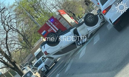 Иномарка перевернулась на крышу после ДТП на перекрестке в Краснодаре