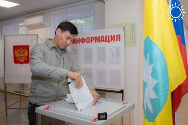 Глава Калмыкии проголосовал в своем родном городе