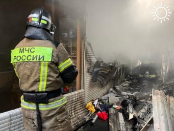 Два торговых ларька загорелись на рынке "Черемушки" в Майкопе
