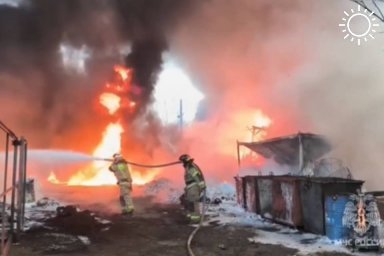 В Волгограде ликвидировали пожар на складе вторсырья