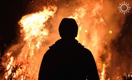 В столице Крыма из горевшего дома спасли около 30 человек