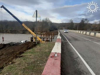 В Апшеронском районе Кубани ремонтируют мост через реку Пшеху