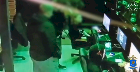 Студент астраханского вуза угрожал пистолетом в игровом центре