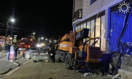 Мэр Геленджика: в массовом ДТП с автокраном пострадали три человека