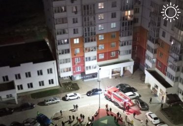 В Новороссийске во время пожара в многоэтажке эвакуировали 100 человек