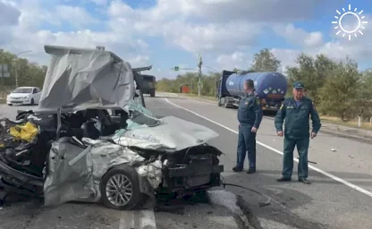 Военный «Камаз», легковушка и фура столкнулись на трассе в Ростовской области, погиб человек