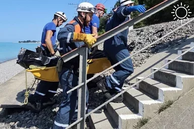 Тело пропавшего в шторм мужчины обнаружили на диком пляже в Сочи