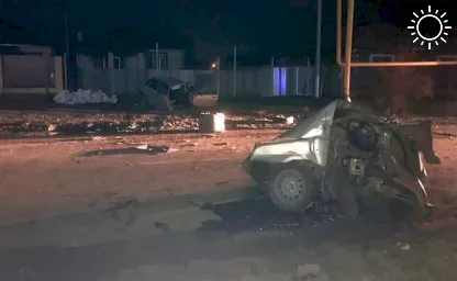 В Ростовской области «ВАЗ» разорвало на две части после удара о газовую трубу