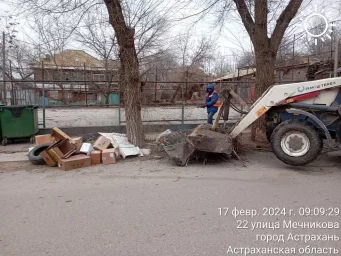 Коммунальные службы чистят Астрахань без выходных