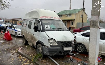 В Волгограде водитель маршрутки потерял сознание и устроил ДТП