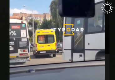 В Краснодаре водитель маршрутки потерял сознание за рулем