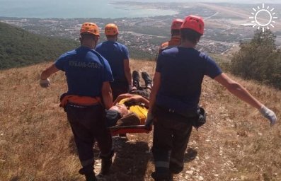 Спасатели эвакуировали с горы в Геленджике инвалида в тяжелом состоянии