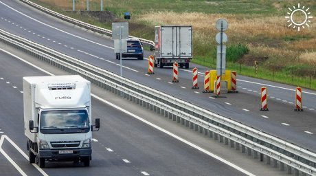 Работа Керченской переправы приостановлена, грузовикам предложили ехать в объезд