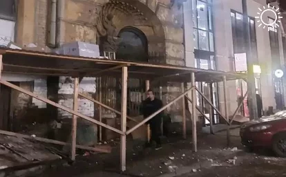 В Ростове машину засыпало бетоном и штукатуркой, упавшими с «Дома с ангелами»