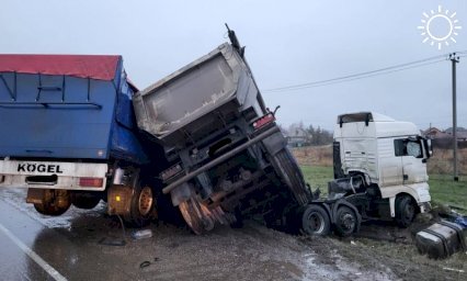 Массовое ДТП на встречке с двумя грузовиками MAN произошло в Краснодарском крае