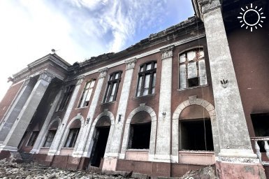 В Мариуполе восстановят ДК со статуями матросов и памятником погибшим морякам