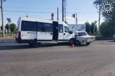 В Волжском микроавтобус столкнулся с ВАЗ-2106