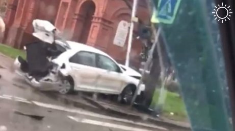 В Краснодаре иномарка после ДТП вылетела на тротуар на улице Красной
