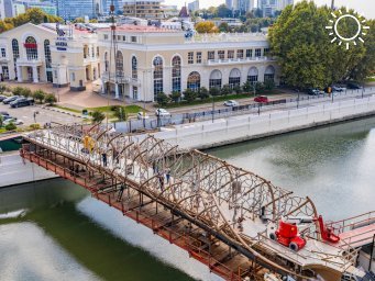 Установлен очередной элемент декоративного ограждения ажурного моста через реку Сочи