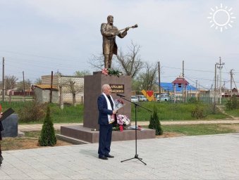 В поселке Калмыкии открыли памятник Аркадию Манджиеву