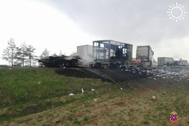 Фура сгорела на трассе в Волгоградской области