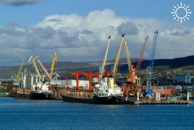 Швартовые операции и перевалку грузов возобновили в портах Кубани и Крыма