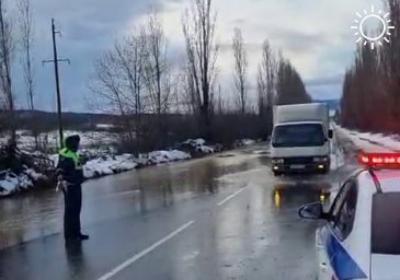 Дорогу подтопило в районе станицы Убинской Северского района