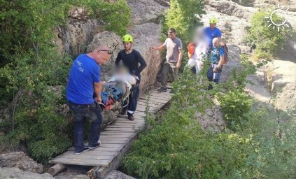Спасатели эвакуировали туристку с травмой с Крымских гор