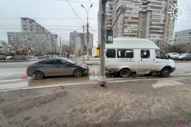 Иномарка протаранила маршрутку в Волгограде
