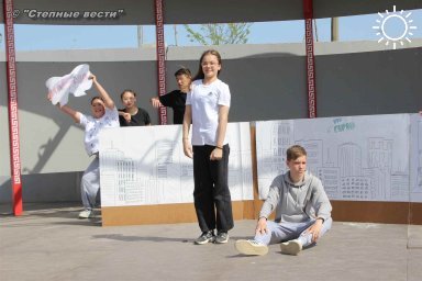 Школьники Калмыкии сыграли постановку о конфликте поколений