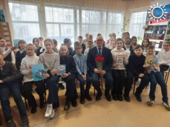 Писатель из Нижнего Тагила провёл презентацию книги для луганских школьников