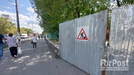 Забор вокруг сквера Тренёва в столице Крыма переполошил горожан