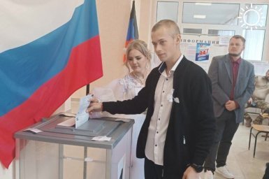 Молодожены из Енакиево сразу после свадебной церемонии прибыли на избирательный участок