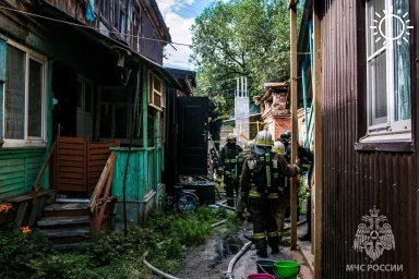 В Астрахани подросток получил ожоги на пожаре в старом фонде