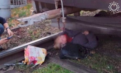 Женщина оступилась и упала под трамвай на остановке в Краснодаре